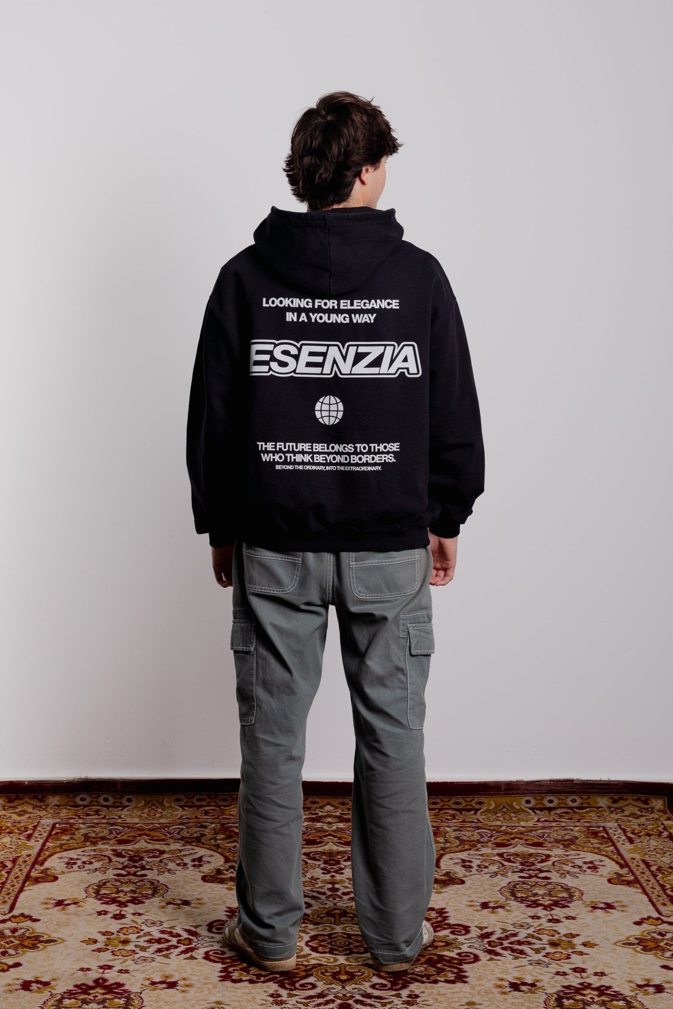 BLACK BEYOND HOODIE - Esenzia