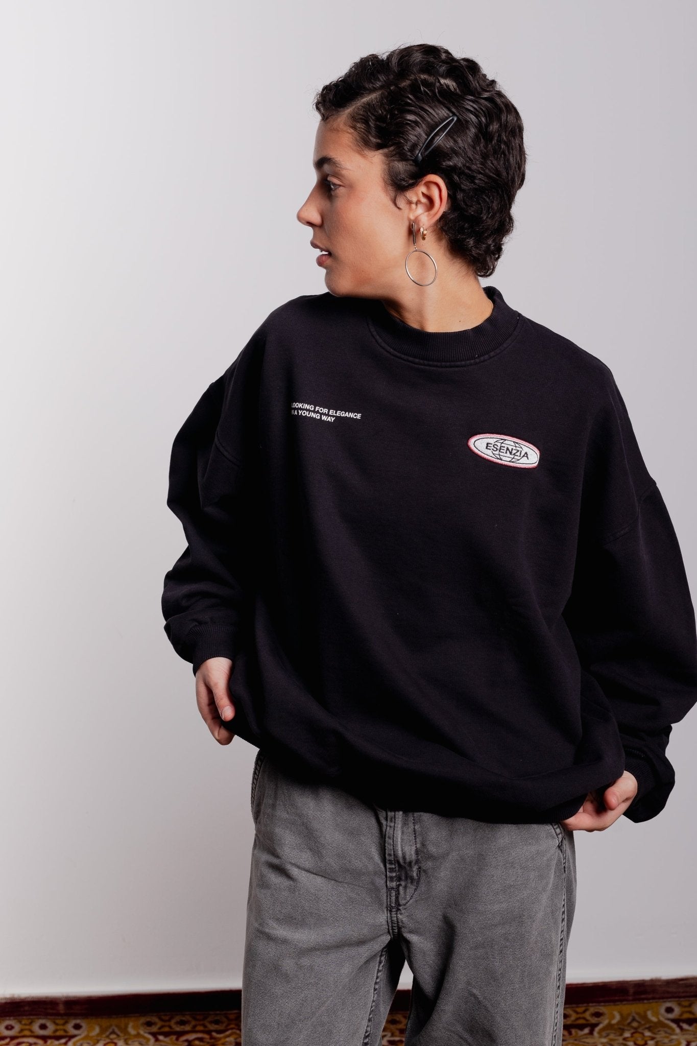 BLACK SATURNO CREWNECK - Esenzia
