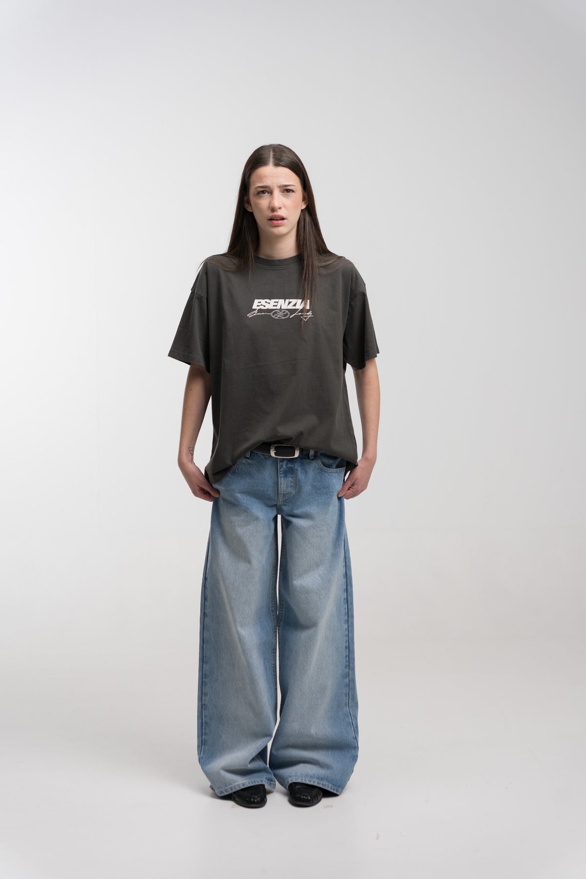 GRAPHITE ROOTS TEE