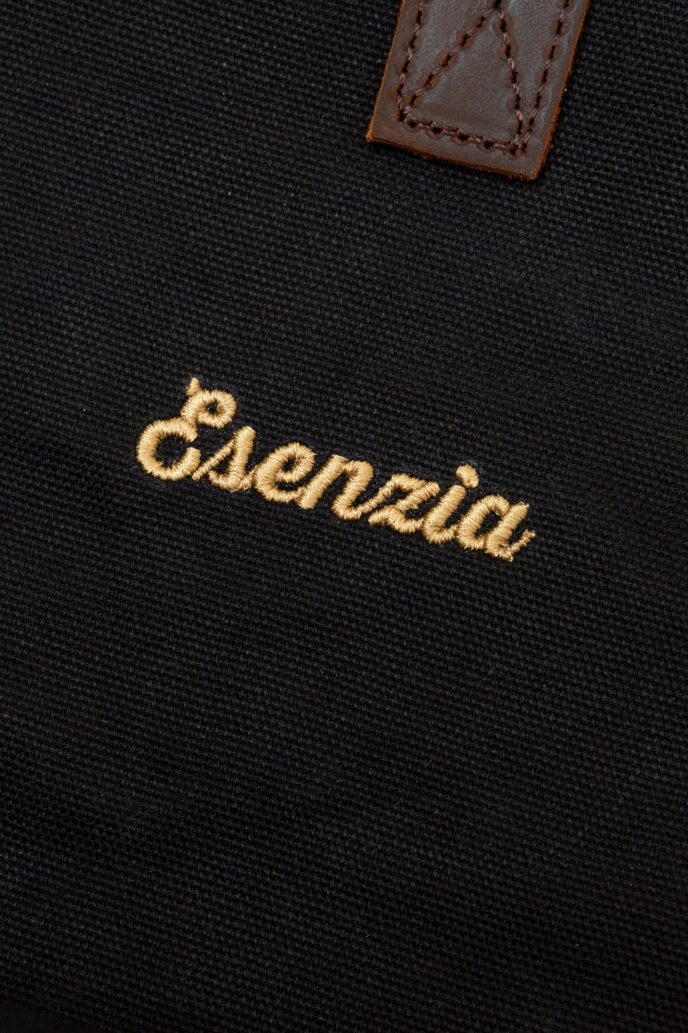 MOCHILA CLÁSICA ENCERADA NEGRA - Esenzia