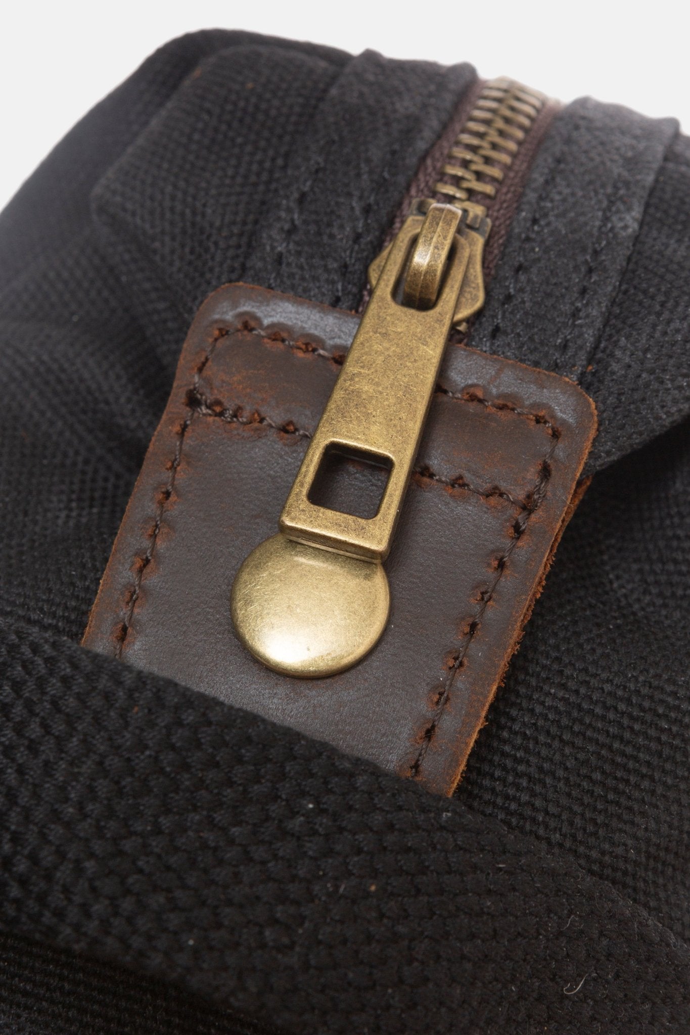 NECESER CLÁSICO ENCERADO NEGRO - Esenzia