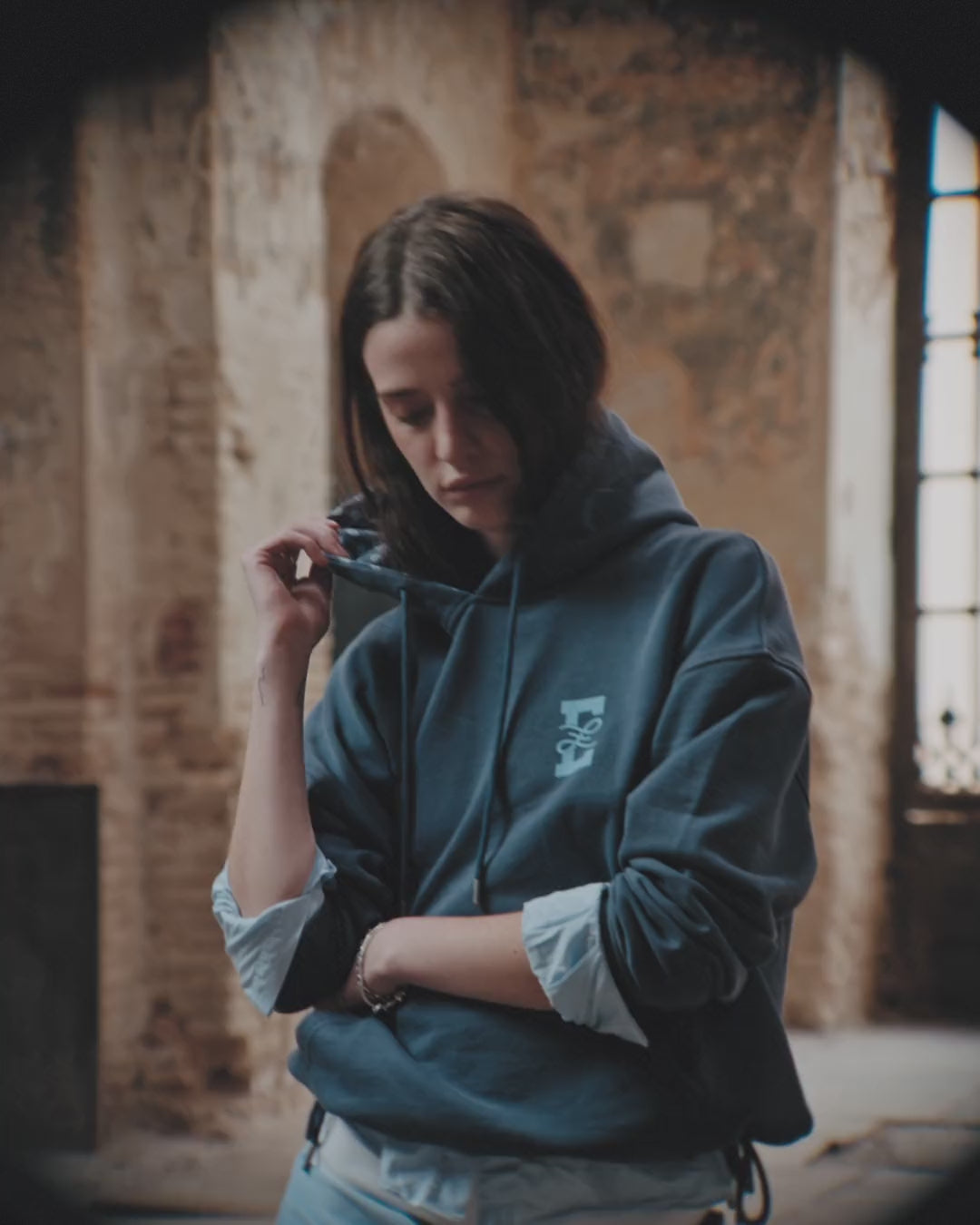 Navy Polka Hoodie · vídeo