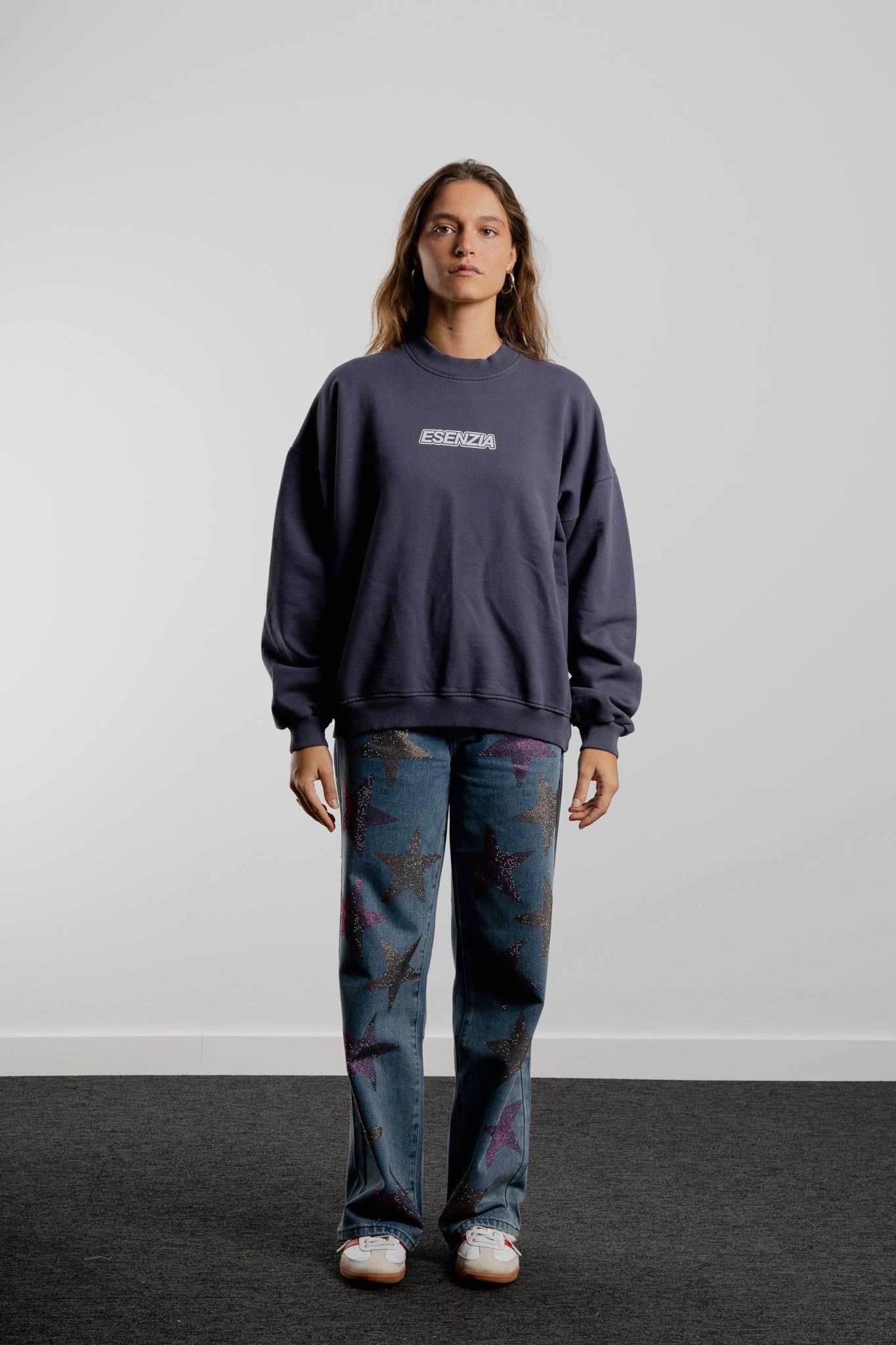 TIRE GREY BEYOND CREWNECK - Esenzia