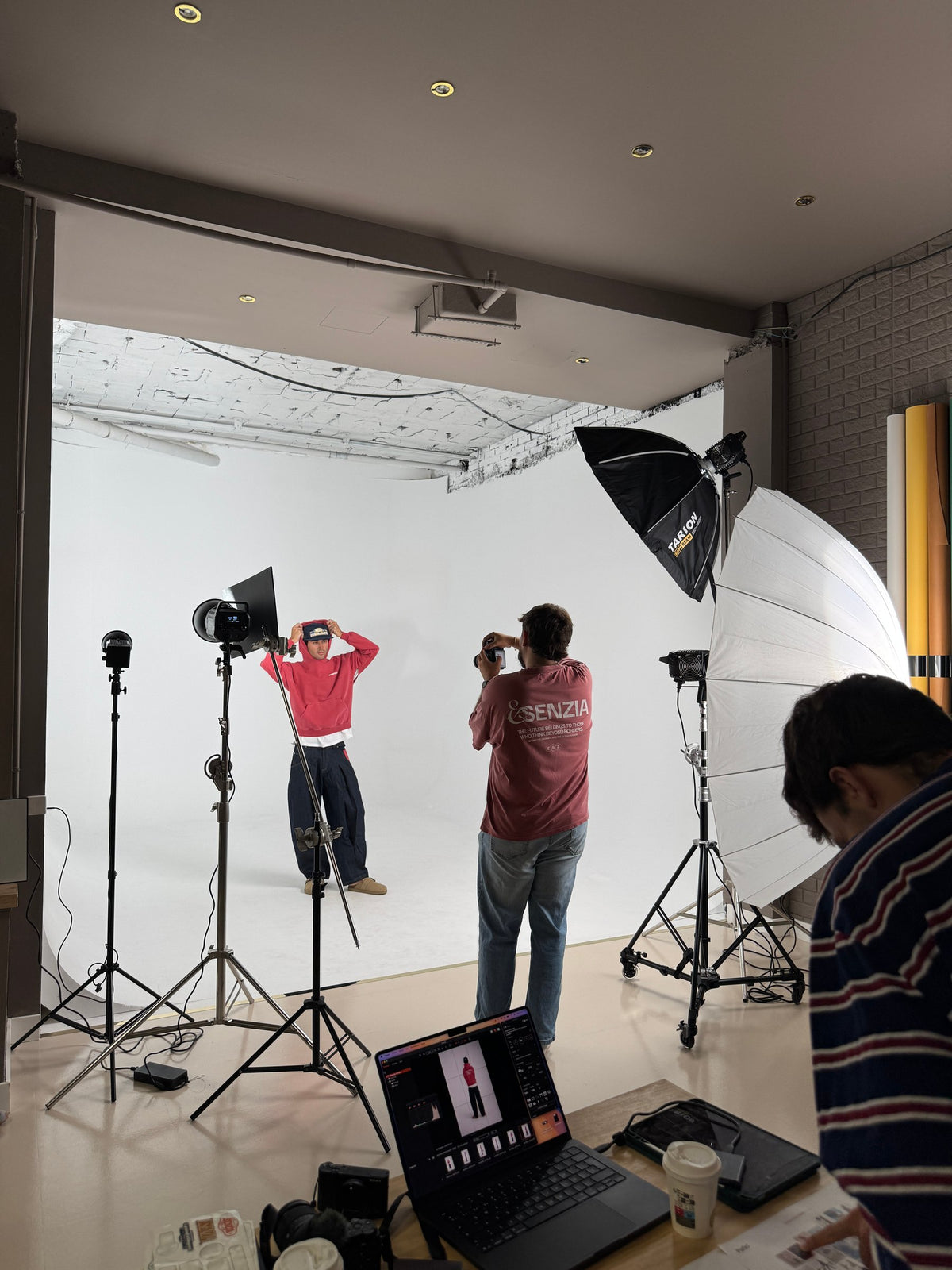 Esenzia Worldwide · backstage en el estudio
