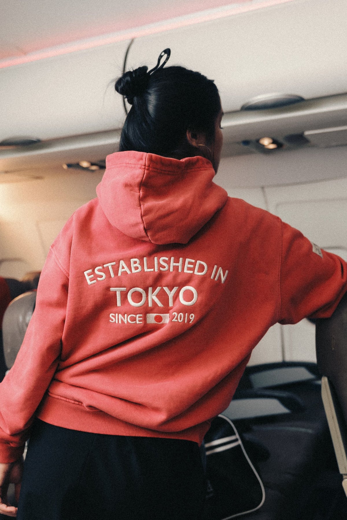 Esenzia Worldwide · a bordo, Tokyo a la espalda