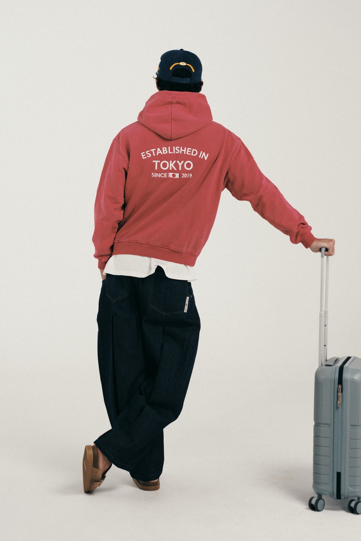 Esenzia Worldwide · estudio, Tokyo a la espalda