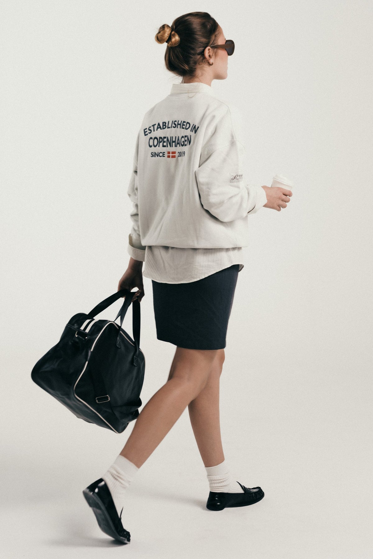 Esenzia Worldwide · lookbook · crewneck crema, Copenhagen a la espalda