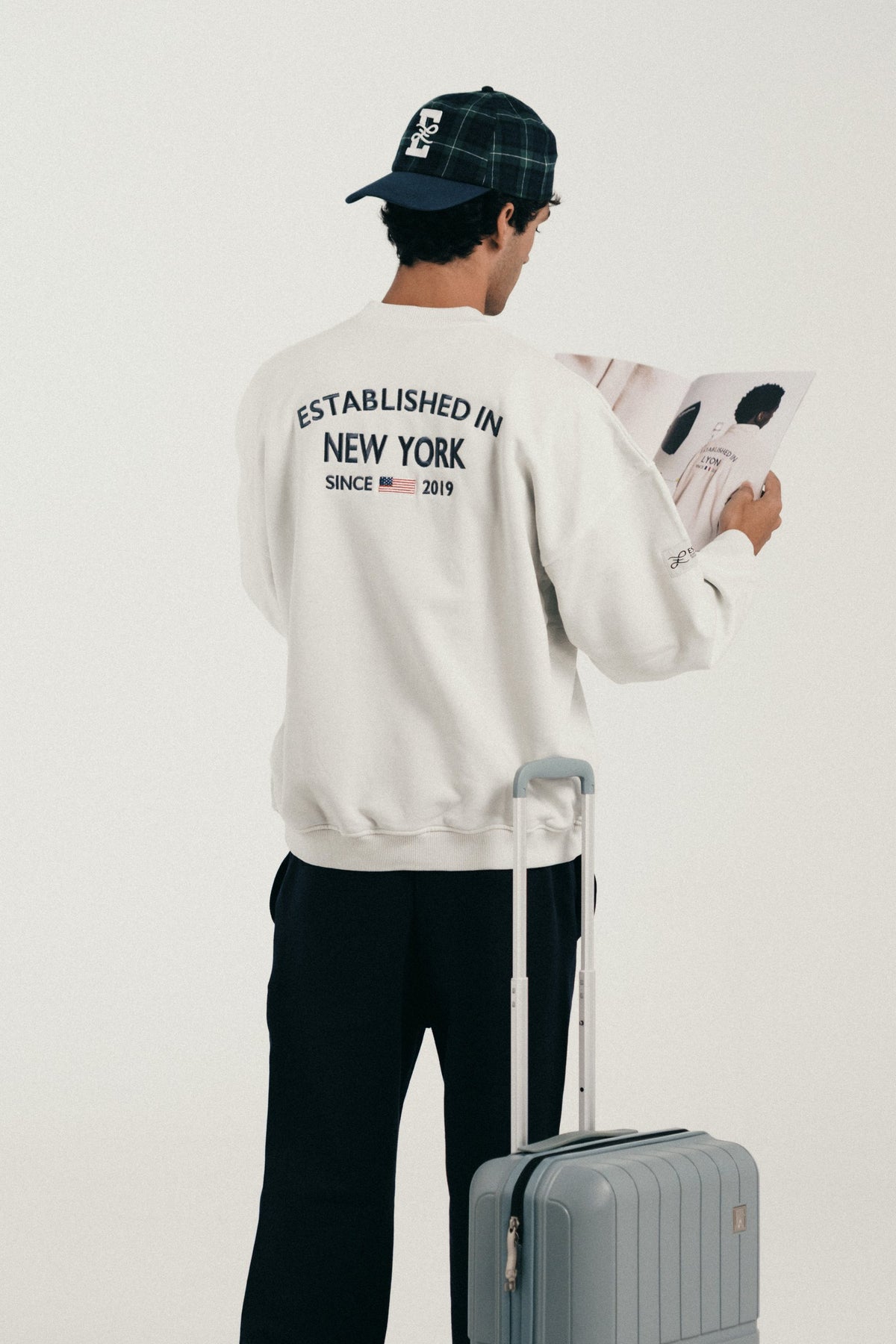 Esenzia Worldwide · lookbook · crewneck crema, New York a la espalda
