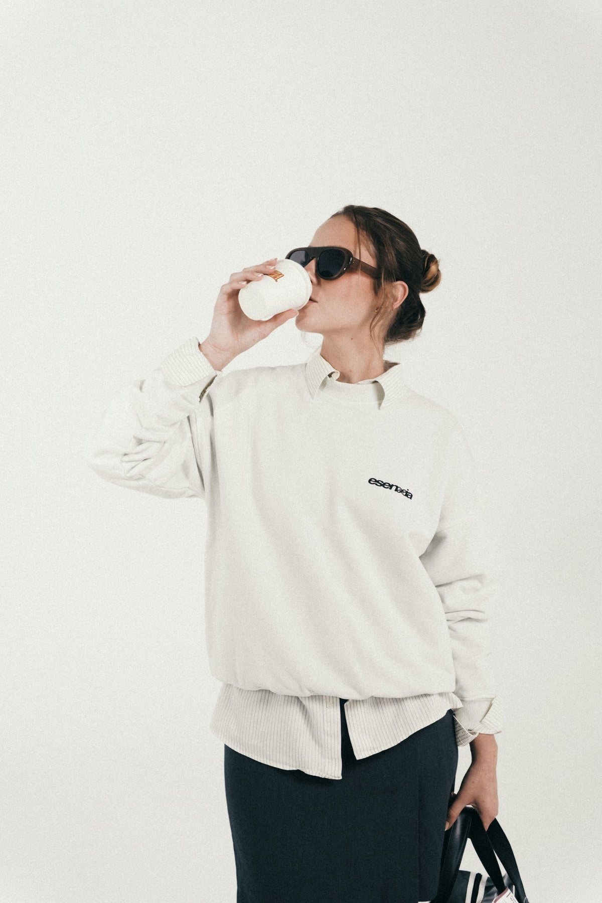 Esenzia Worldwide · lookbook · crewneck crema