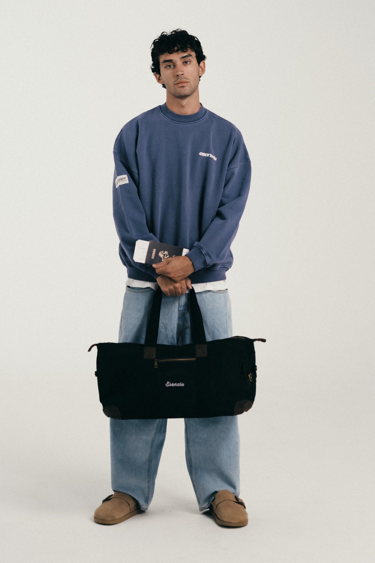 Esenzia Worldwide · lookbook · crewneck azul