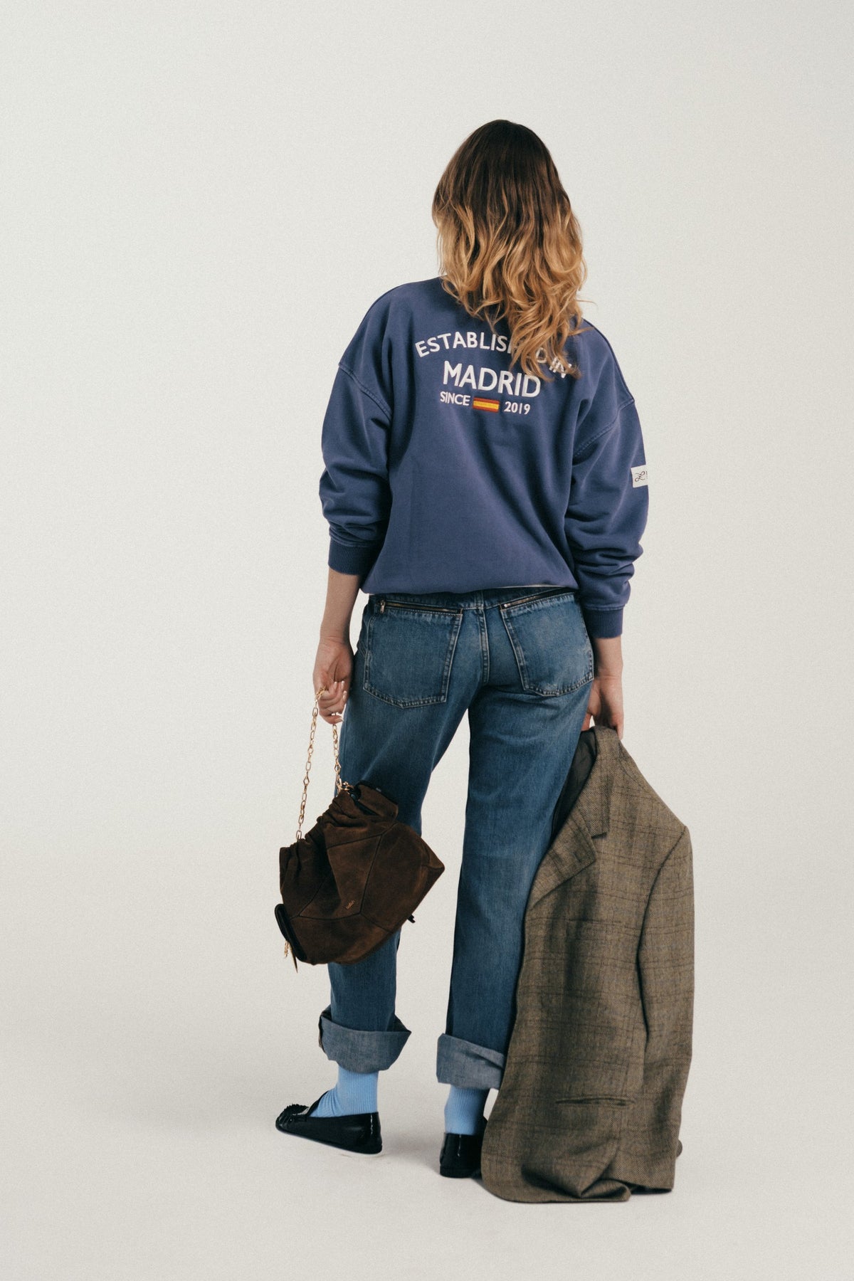 Esenzia Worldwide · lookbook · crewneck azul, Madrid a la espalda