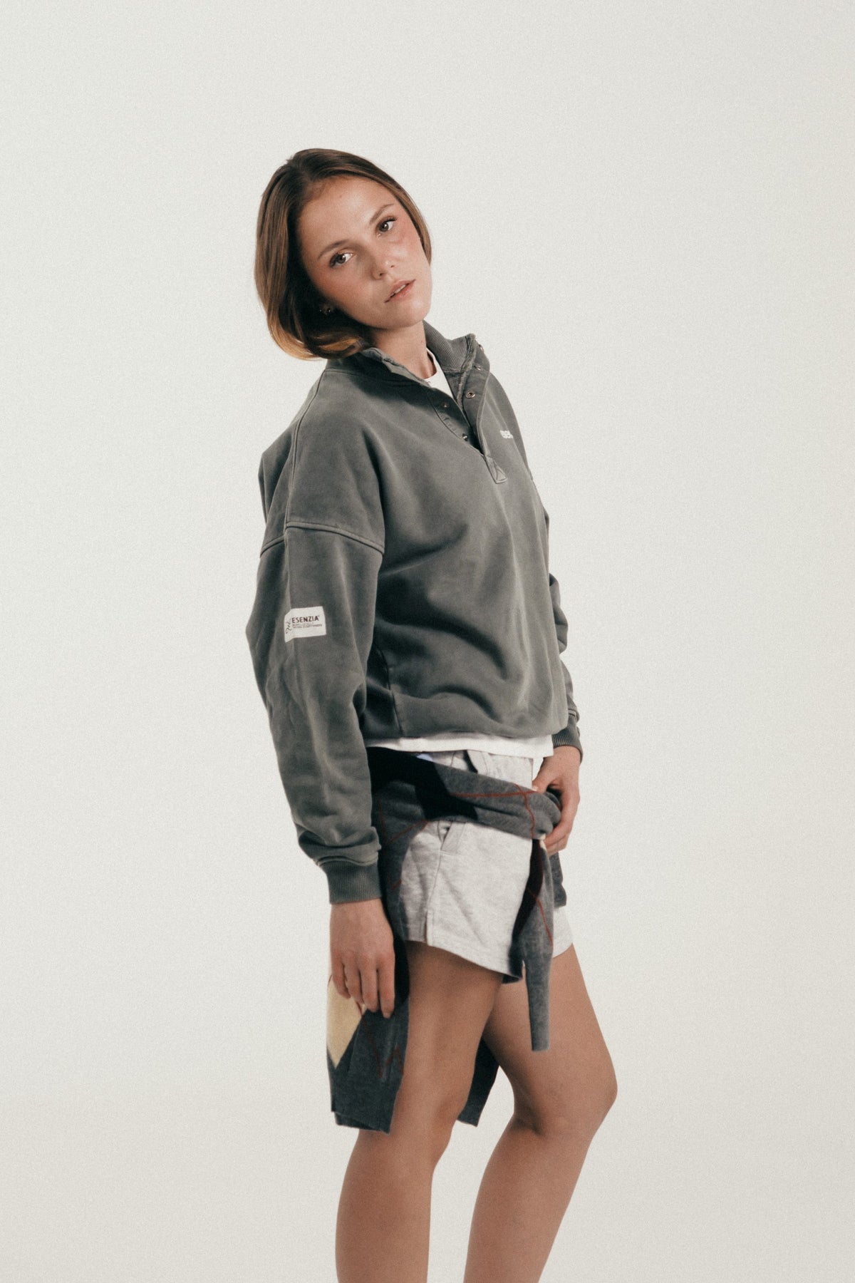 Esenzia Worldwide · lookbook · half-zip gris