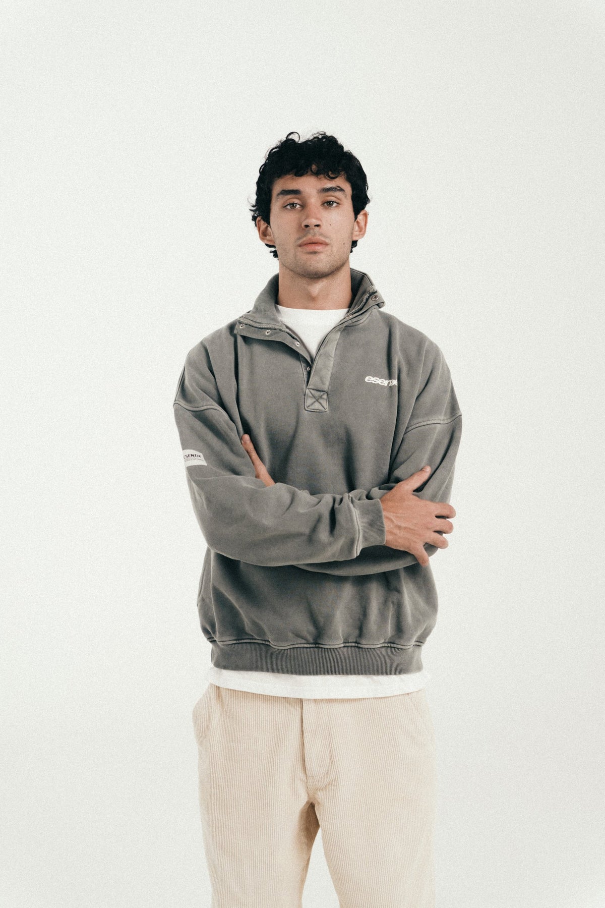 Esenzia Worldwide · lookbook · half-zip gris