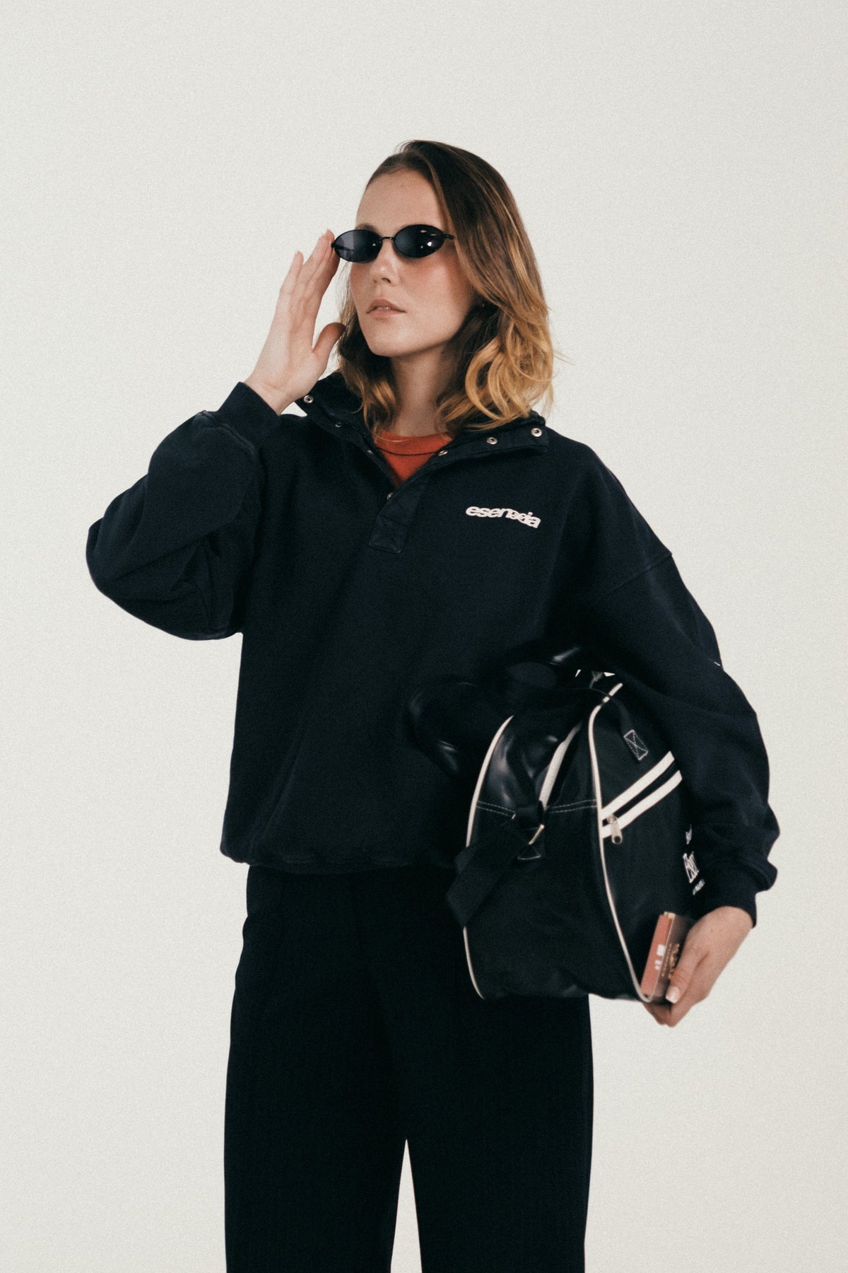 Esenzia Worldwide · lookbook · half-zip negro
