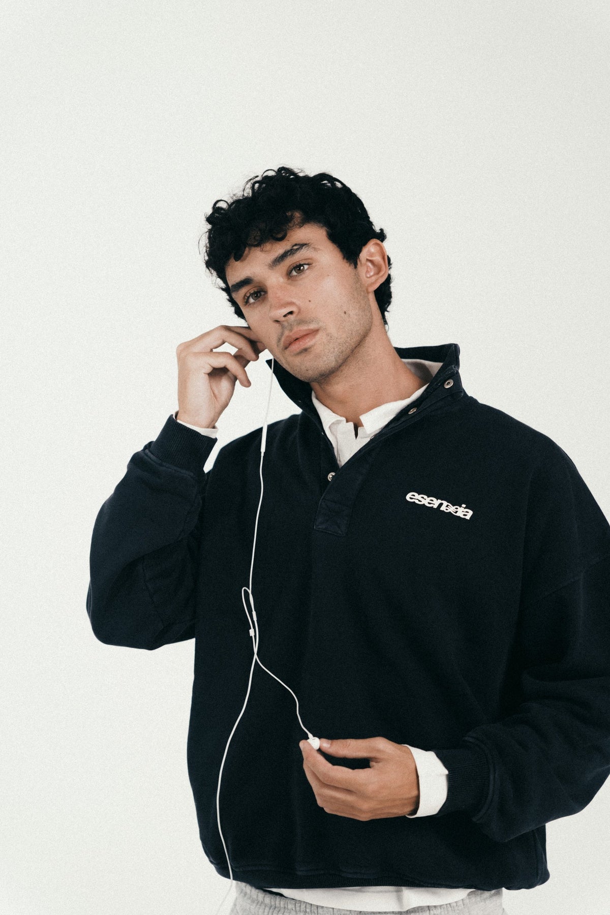 Esenzia Worldwide · lookbook · half-zip negro