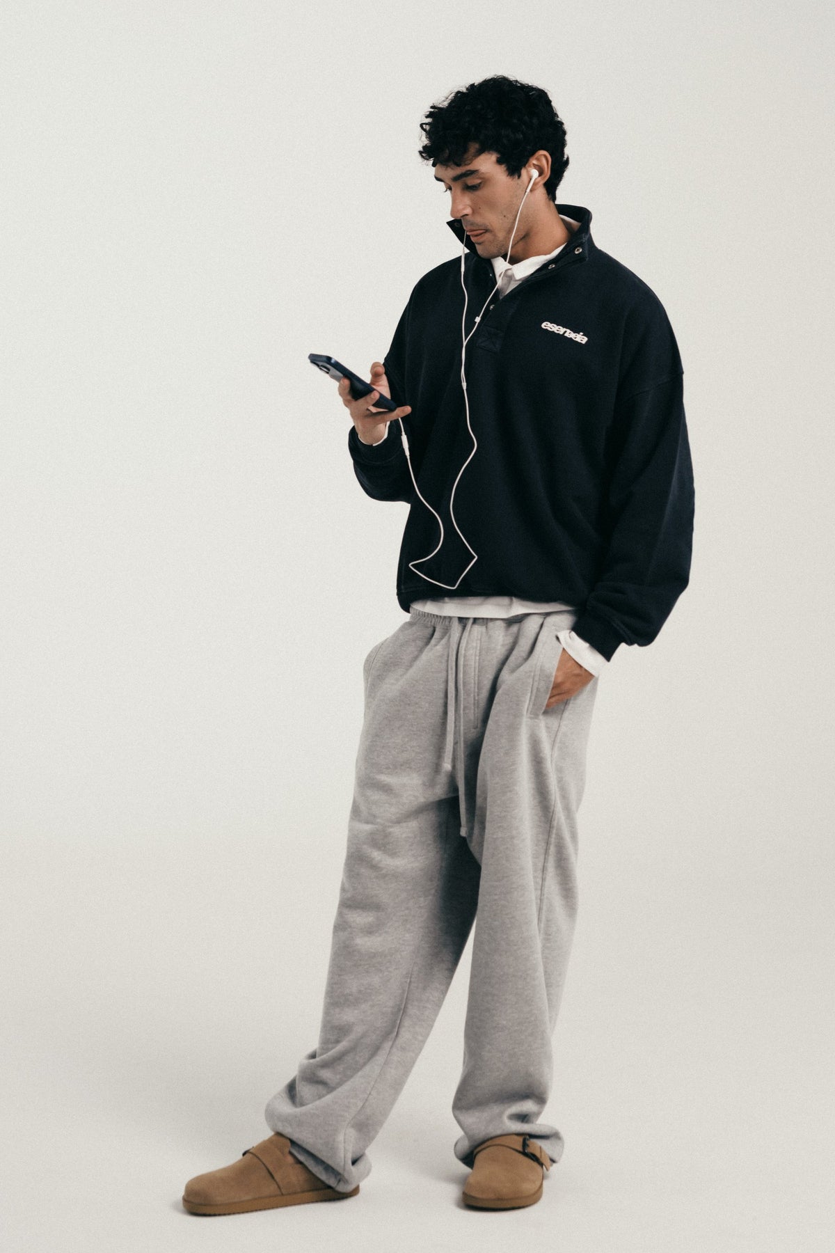 Esenzia Worldwide · lookbook · half-zip negro