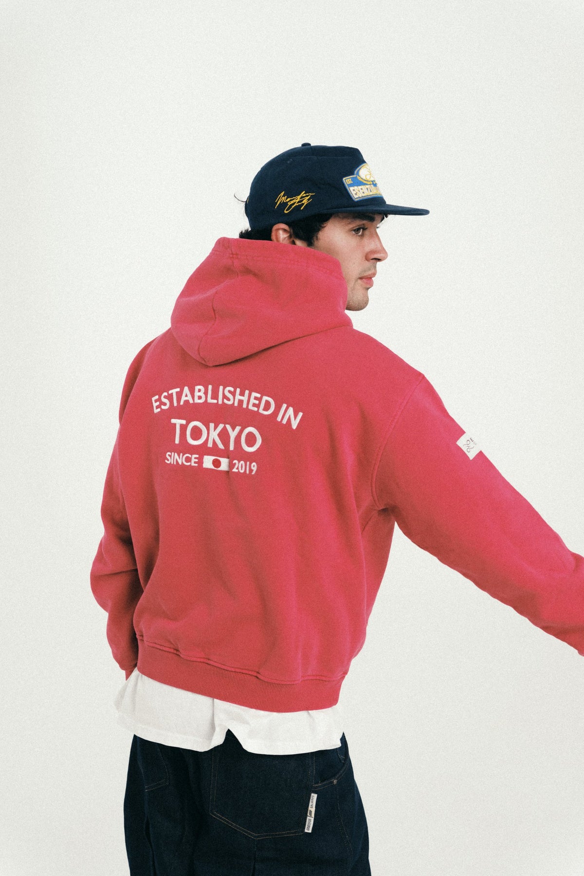 Esenzia Worldwide · lookbook · hoodie rosa, Tokyo a la espalda