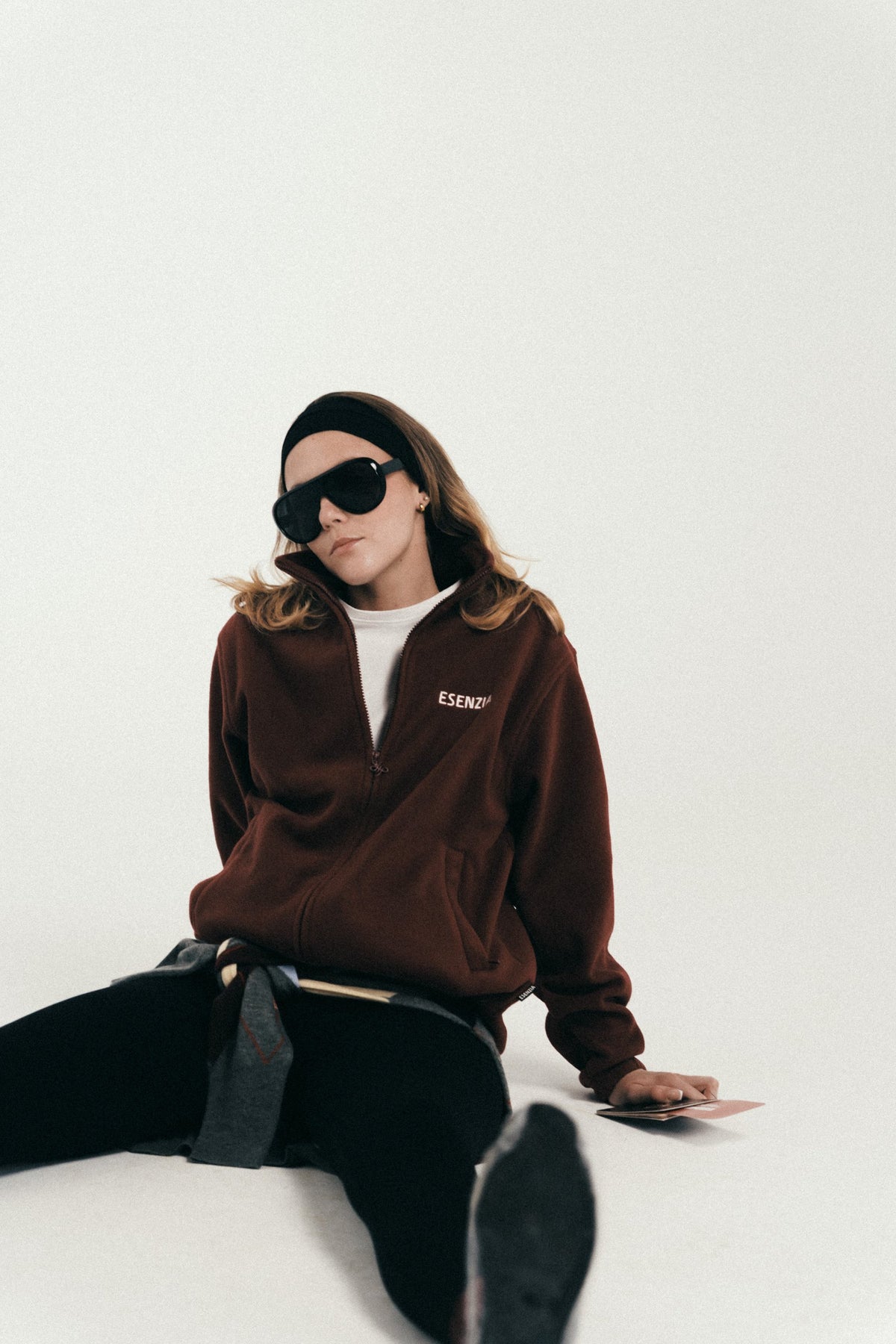 Esenzia Worldwide · lookbook · polar burdeos
