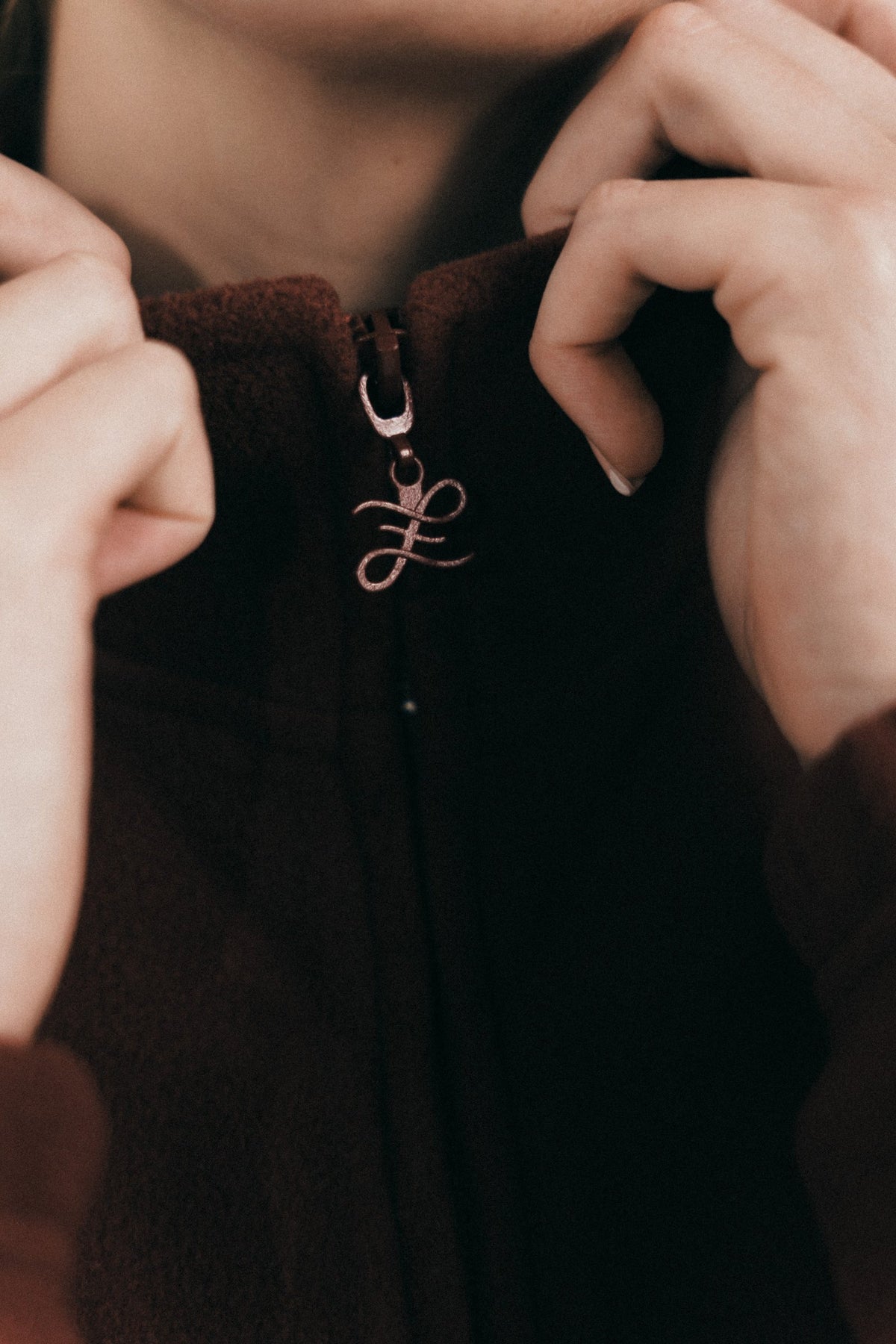 Esenzia Worldwide · lookbook · detalle polar burdeos