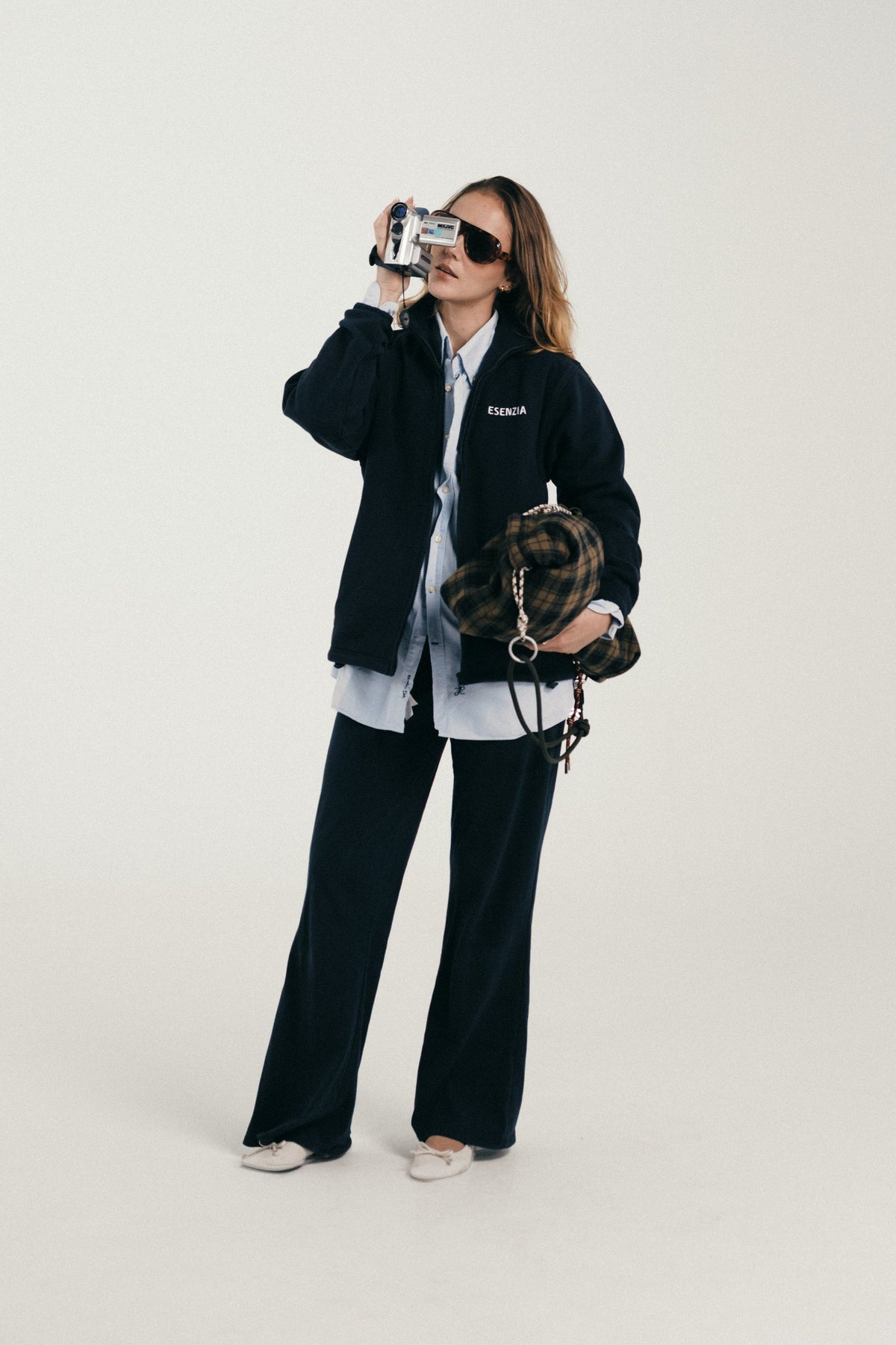 Esenzia Worldwide · lookbook · polar azul marino